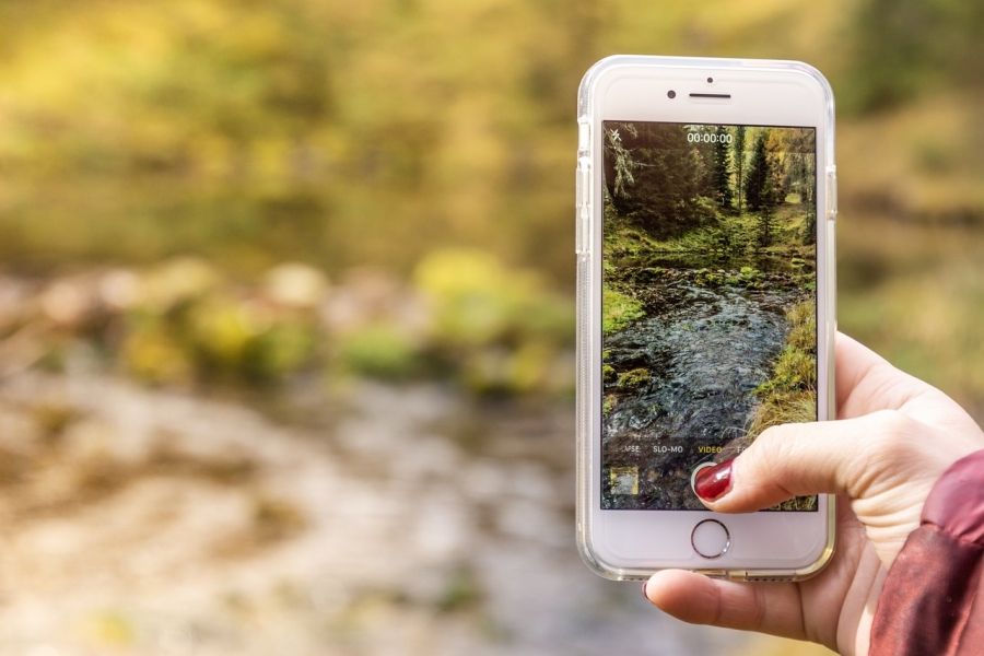 Natáčení řeky v přírodě na chytrý mobil