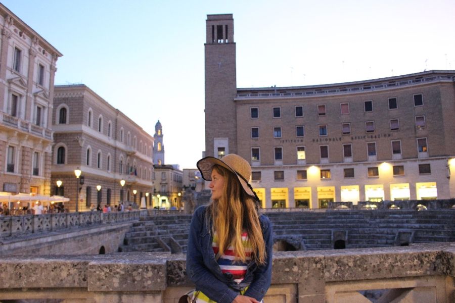 Mladá dívka v historické části italského města