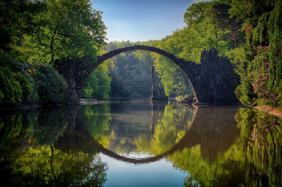 Kamenný most přes řeku v lese