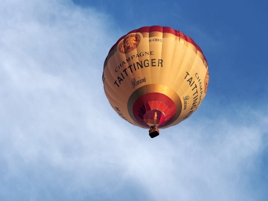 Létající balon na obloze