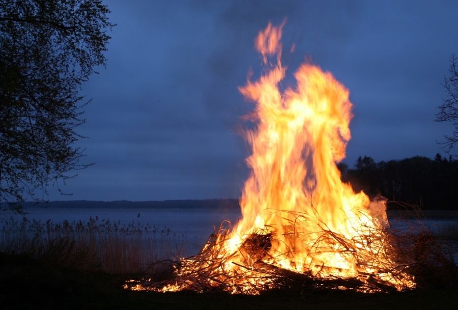Oheň u jezera při stmívání