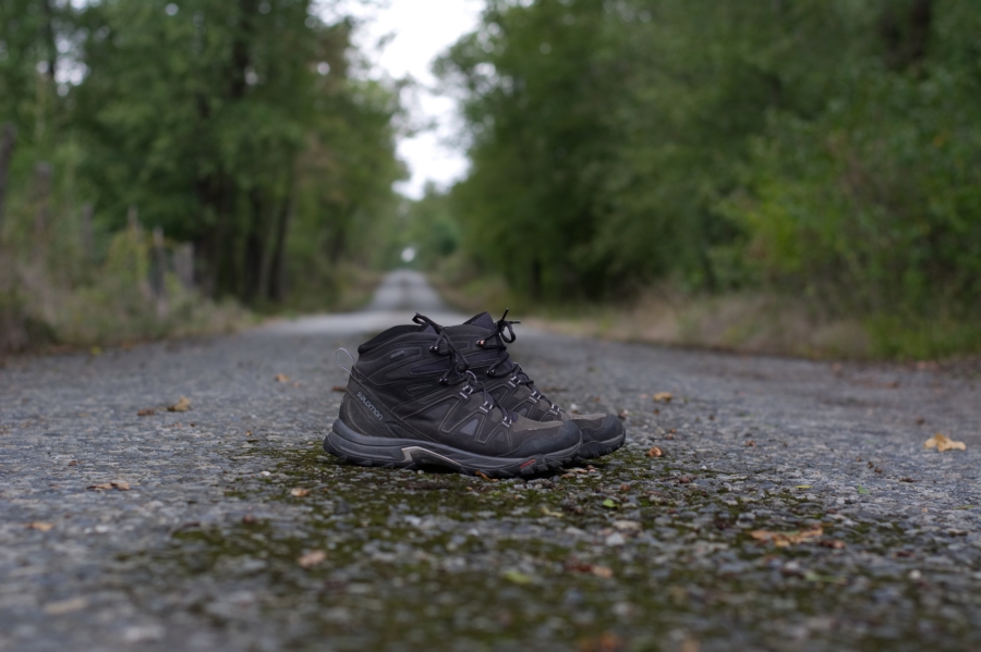 Outdoor boty Salomon na cestě v přírodě