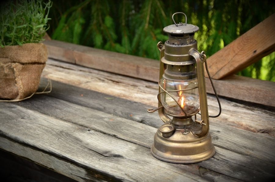 Petrolejová lampa na dřevěném stole