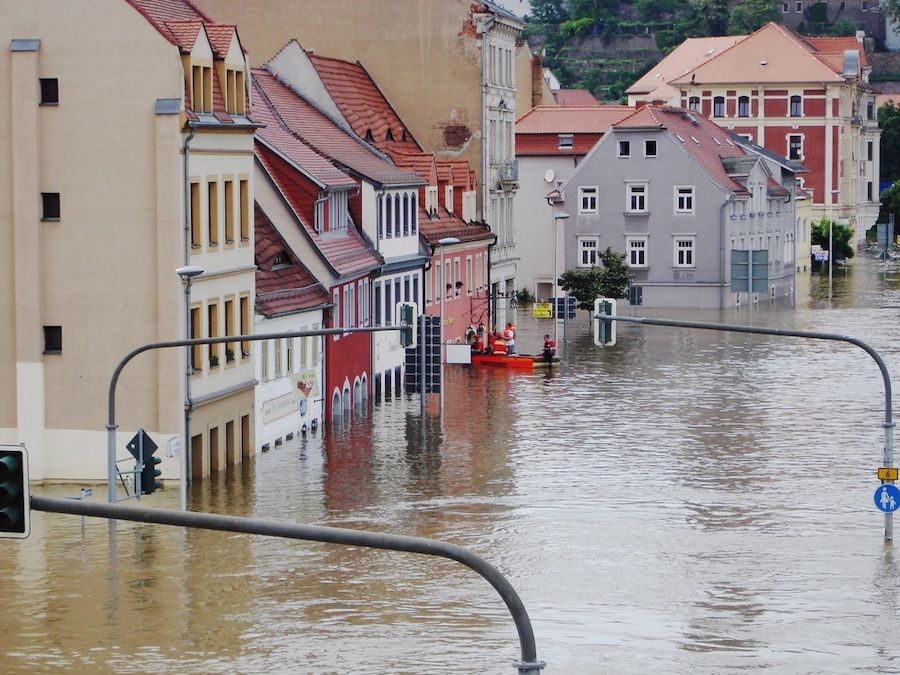 Domy ve městě zasaženy povodněmi