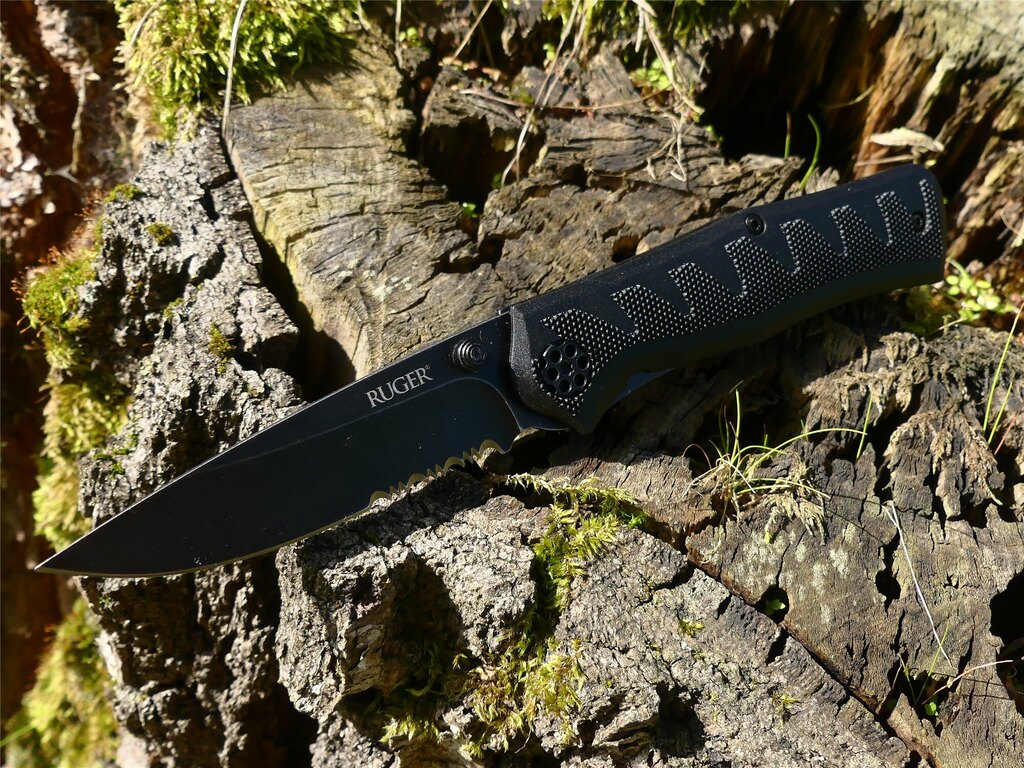 Zavírací nůž Ruger Combo CRKT® kombinované ostří - černý