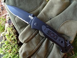 Zavírací nůž SOG® Escape - černý